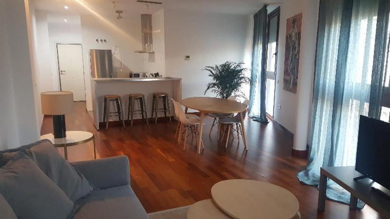 Azz Sevilla Torre De La Plata Apartamentos Oda fotoğraf